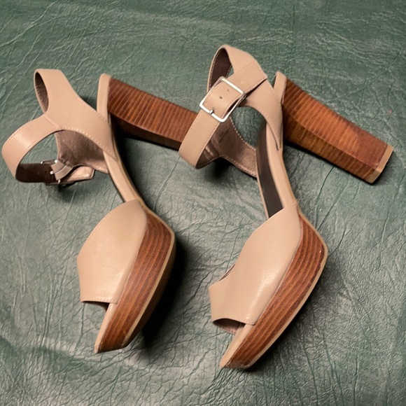 Moda Tan heels